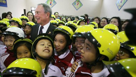 New York Mayor presents helmets for Hanoi pupils